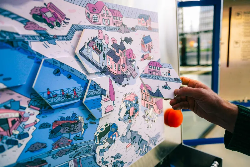 Eine Hand setzt ein sechseckiges Puzzleteil in eine illustrierte Szene ein.
